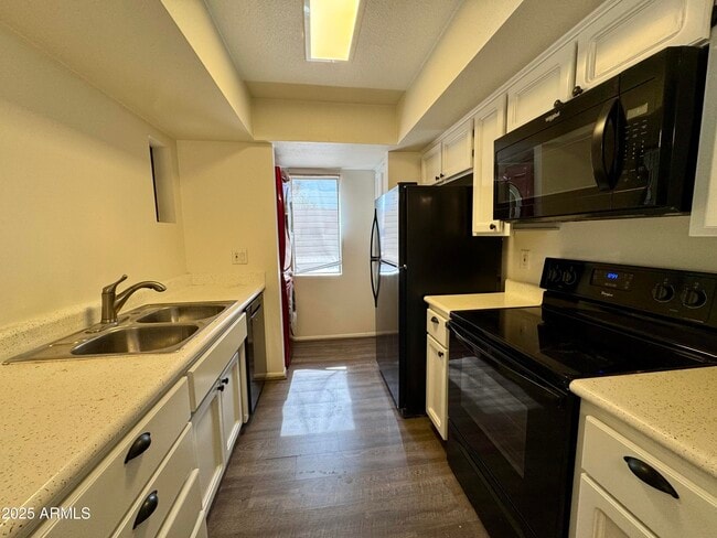 Building Photo - 7950 E Starlight Way