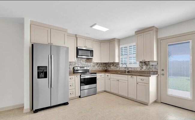 Building Photo - 552 Fresa Dr