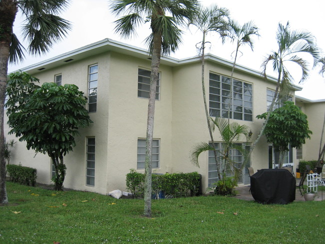 Building Photo - 13658  Via Flora  H