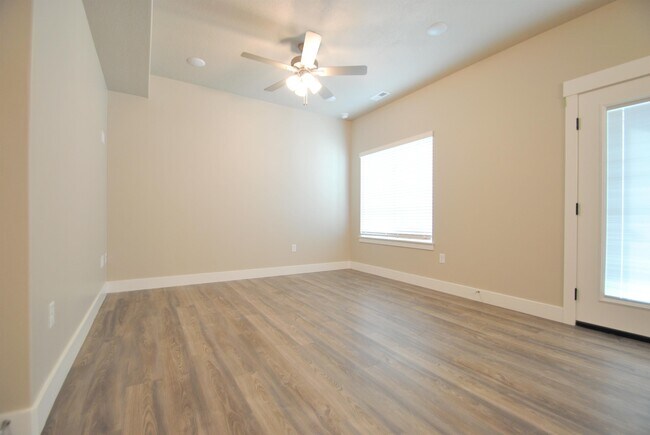 Building Photo - 670 N Fairfield Rd