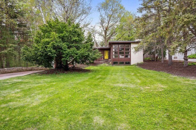 Building Photo - Mid-Century Home