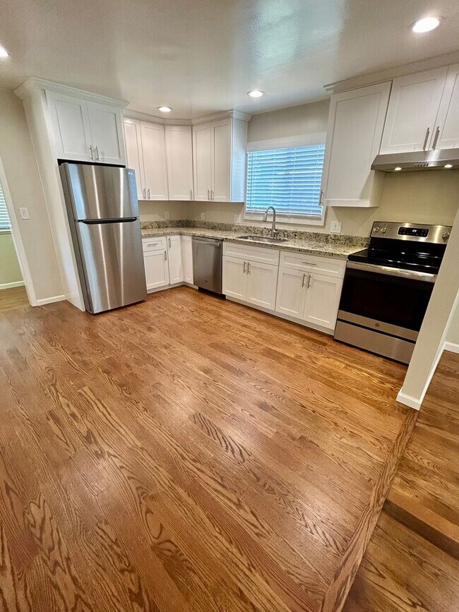 Building Photo - Completely Updated Huntwood area House!