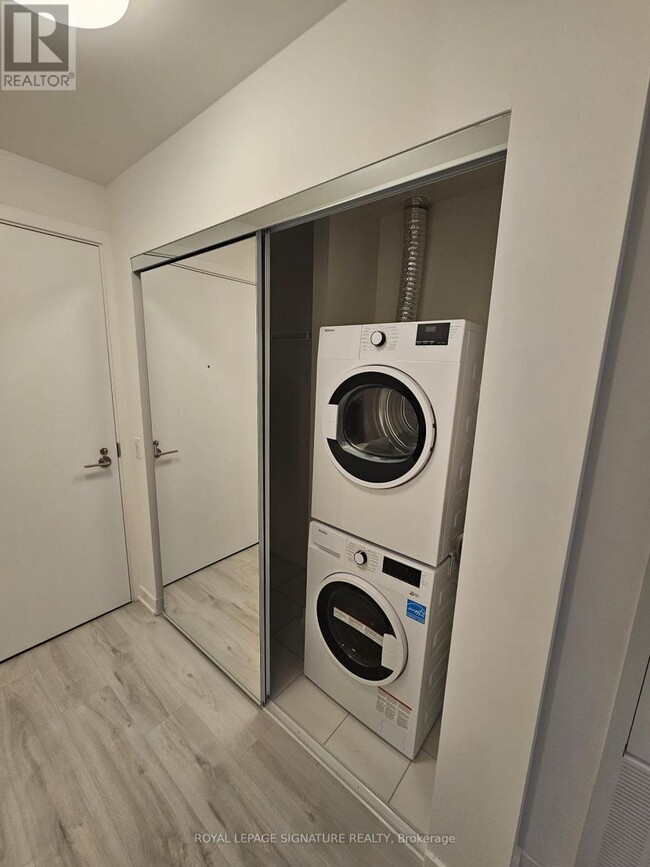 Photo du bâtiment - 110 Broadway Ave