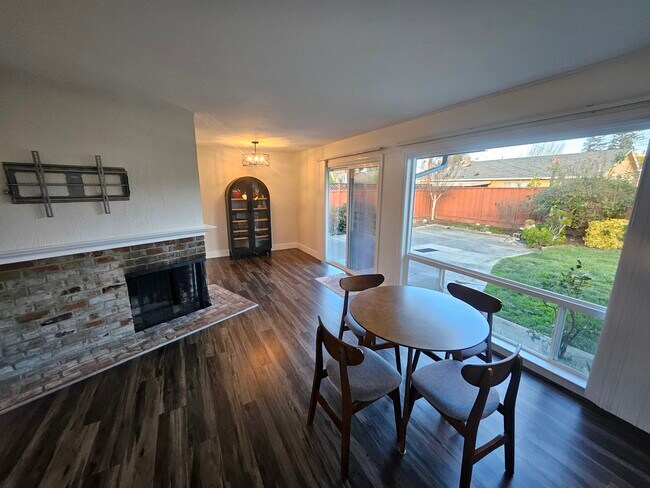 Sala de estar - 686 Coakley Dr