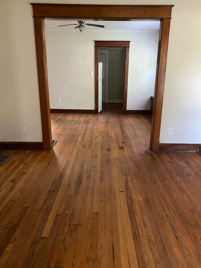 Building Photo - 603 S Cedar Ave