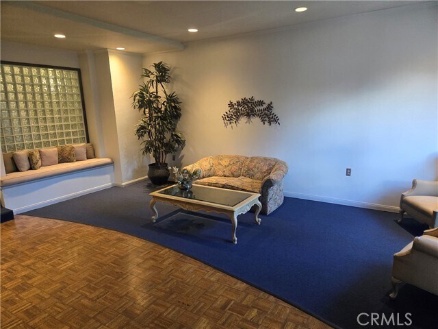 Foto del edificio - 972 E California Blvd
