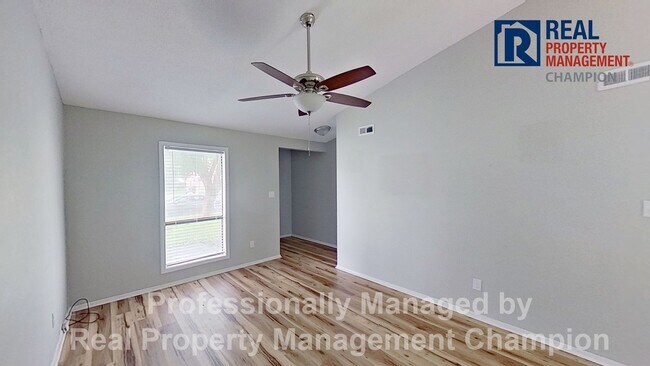 Foto del edificio - Adorable 2 BD/1 BA Duplex with Covered Back Patio