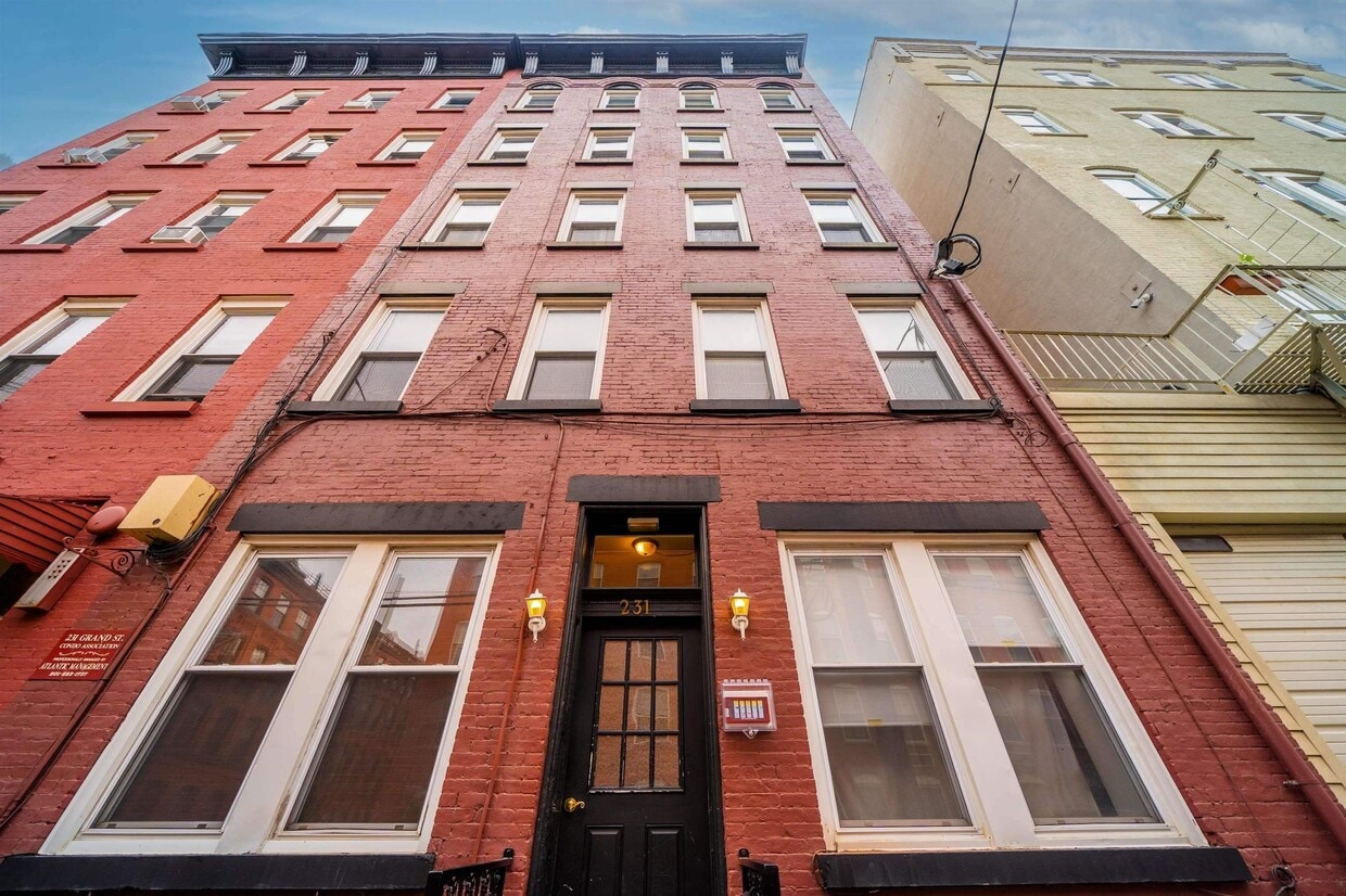 Primary Photo - 231 Grand St