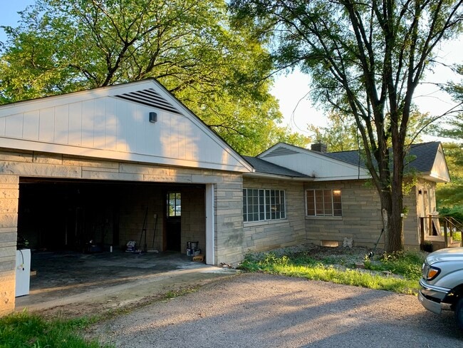 Building Photo - 2000 E Atwater Ave