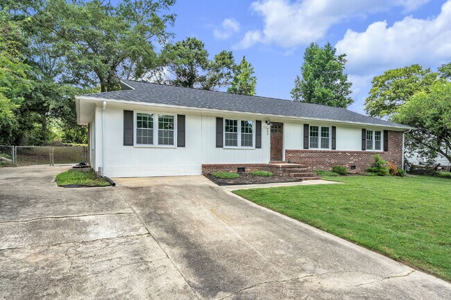 Building Photo - Beautiful 5 Bedroom 3 Bathroom Retreat with Fenced Backyard $2,200/mo rent