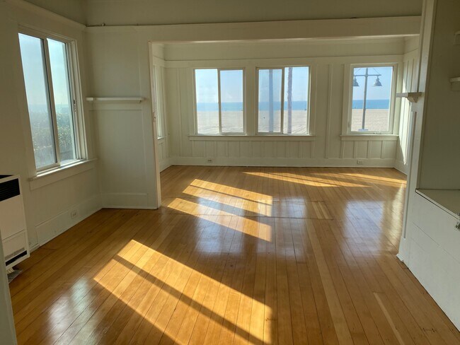 Building Photo - 511 Ocean Front Walk