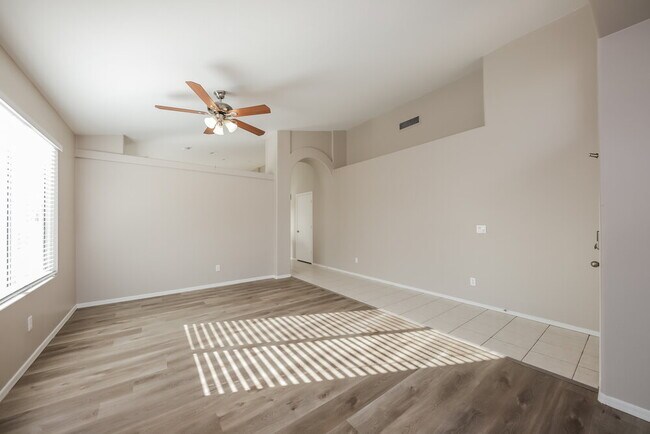 Foto del edificio - 8373 W Troy St