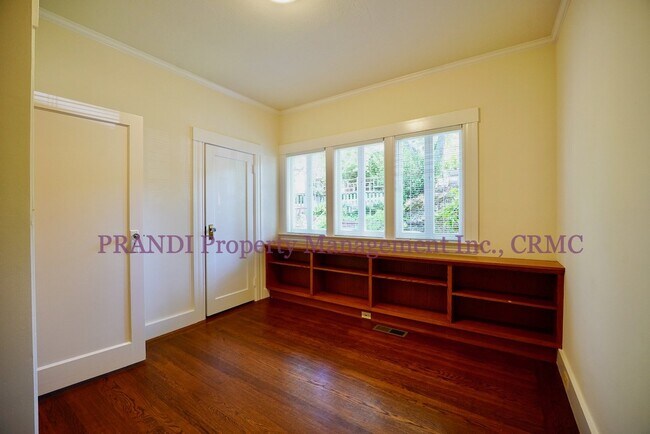 Building Photo - Charming 4 Bedroom Home with Granite Count...