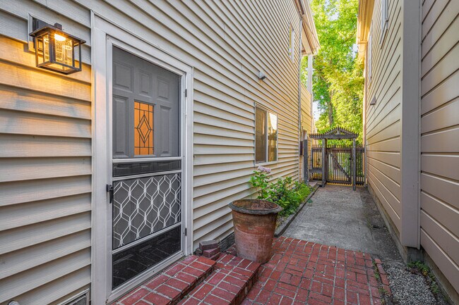 Building Photo - 107 Bayview St