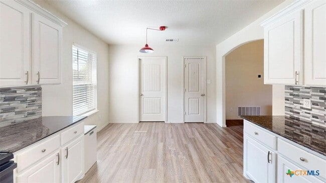 Building Photo - 2703 Tara Dr