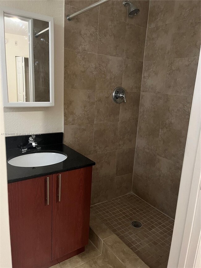 Foto del edificio - 2880 Pine Tree Dr
