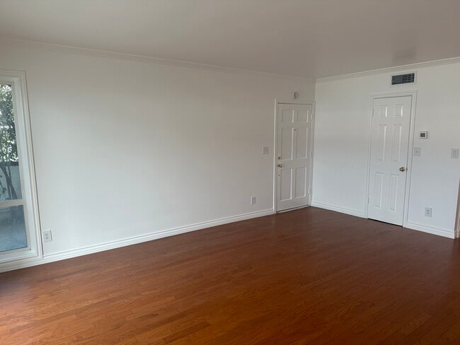 Foto del edificio - 933 W Huntington Dr