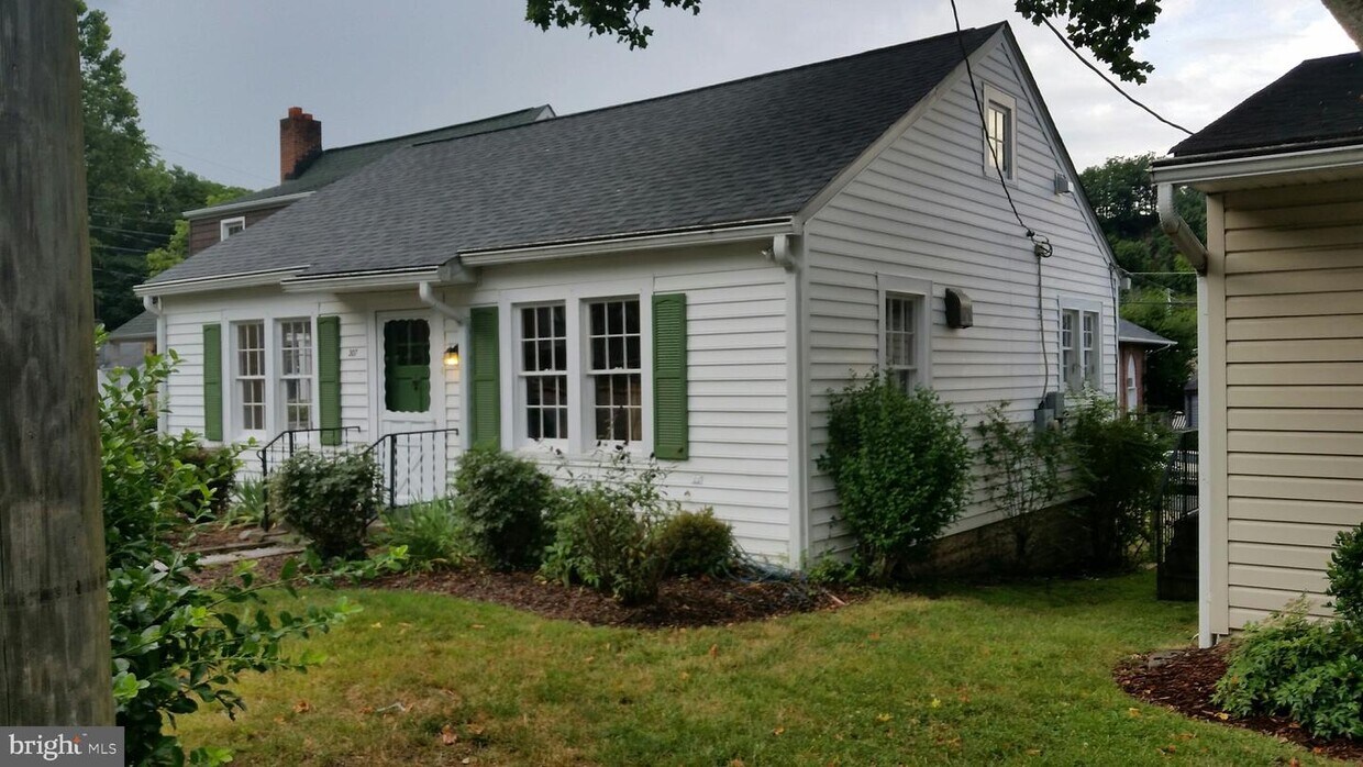 307 Commerce St, Occoquan Historic District, VA 22125 House for Rent