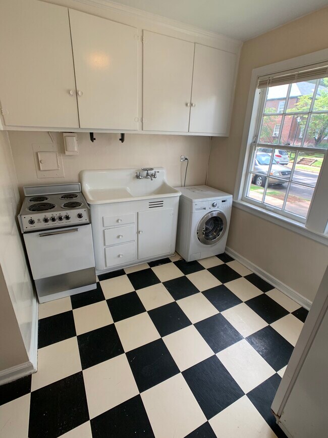 Foto del edificio - 2861 Thornhill Rd