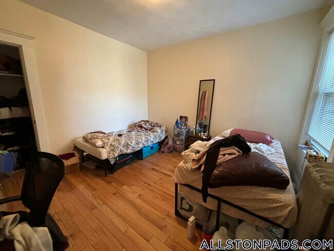 Building Photo - 194 Kelton St