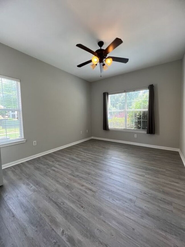 Building Photo - Auburn Condo- Fully updated, close to campus