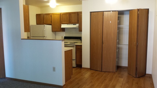 Unidad de 1 dormitorio con cocina y despensa - City Walk Senior Apartments for Seniors 55+