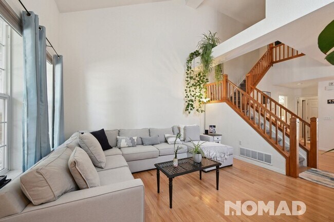 Building Photo - Charming 2BR/2.5Bath Townhome in Lowry!