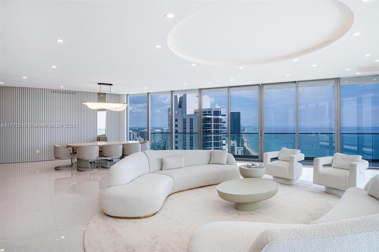 Foto principal - 18975 Collins Ave