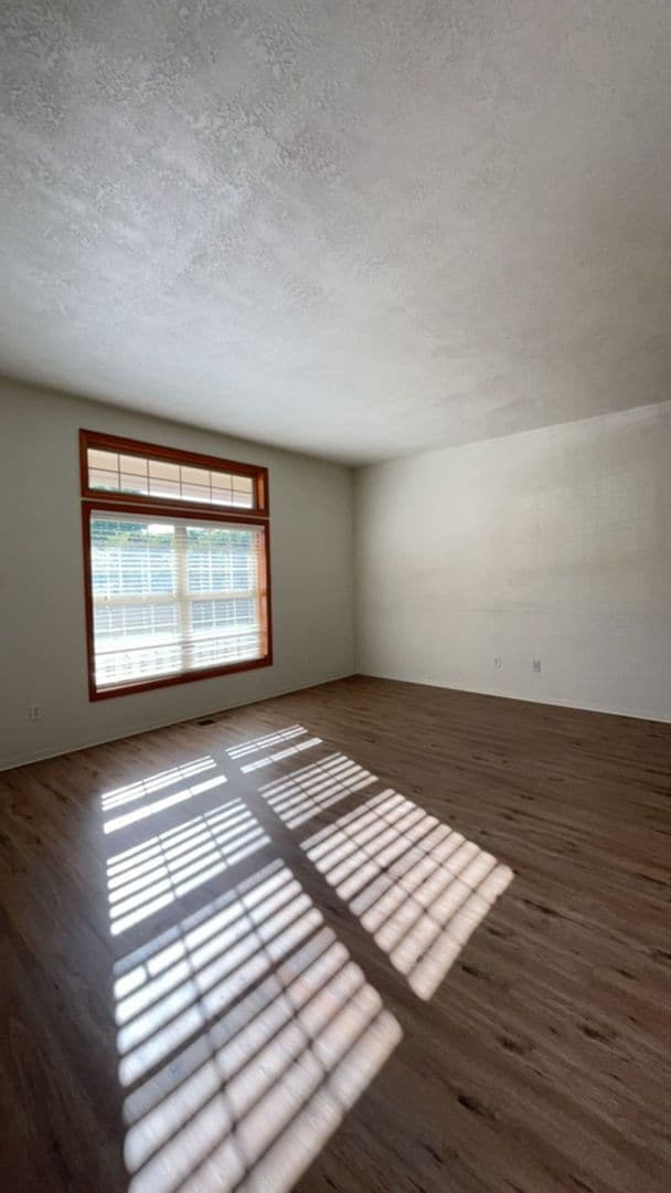 Building Photo - 3 Bedroom 2 Bath Single Family Home with F...