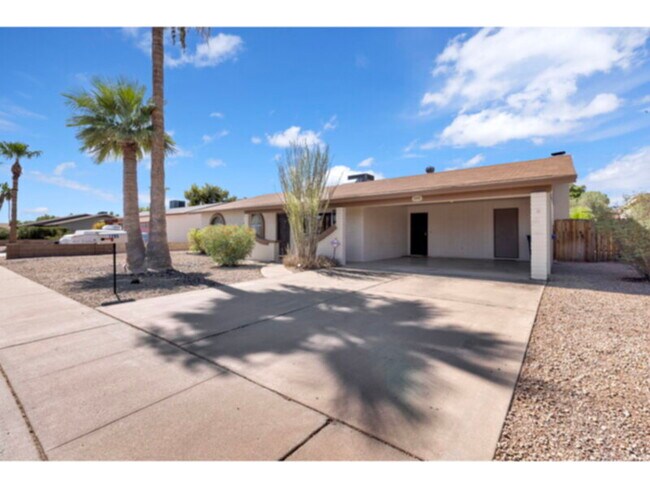 Building Photo - Awesome 4 Bedroom Home in the Heart of Cha...