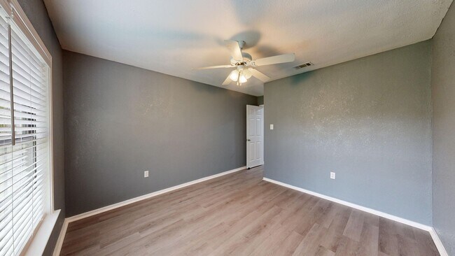 Foto del edificio - NO AUGUST RENT!!!! PRICE IMPROVEMENT ONLY ...