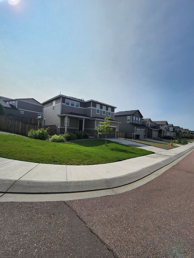 Building Photo - Beautiful 3-Bed, 3-Bath Home on a Spacious...