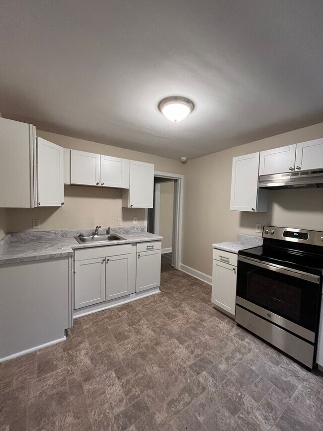 Foto del edificio - Cozy Cottage in West Nashville, Walk to Charlotte Park, Easy Interstate Access, Fenced Yard, Pet ...