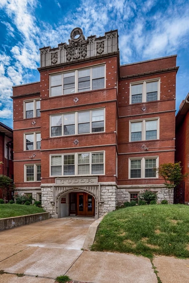 Building Entrance - 4512 Westminster Pl