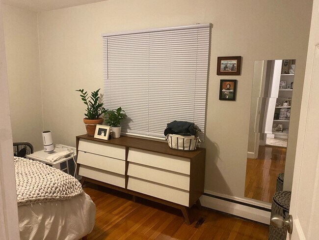 Building Photo - Nice Two-Bed Quiet Parking