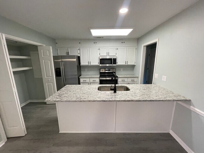 Foto del edificio - Updated 2BR/2BA Duplex in Downtown Springfield – Modern Finishes & Spacious Layout