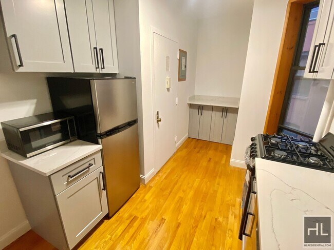 Building Photo - NO FEE Freshly Updated 1 Bed | East 11th S...