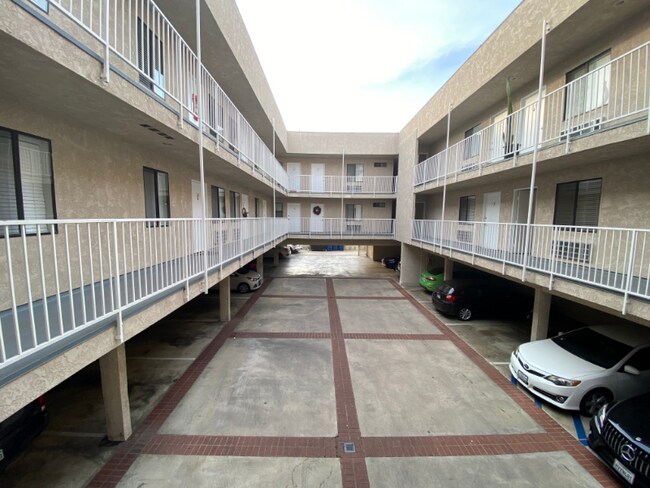 Foto del edificio - 1535 N Kenmore Ave