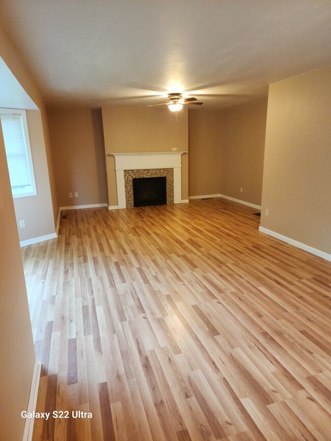 Family room w/ gas fireplace. - 54 Fairway Ct