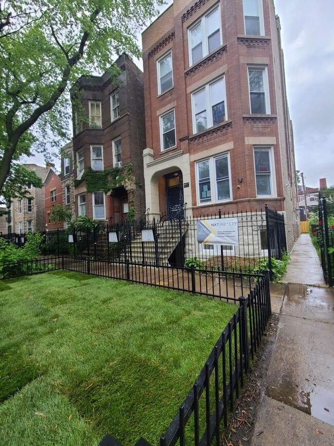 Building Photo - 2618 W Evergreen Ave