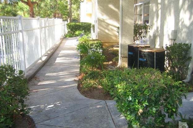 Foto del edificio - 640 Indian Oak Ln