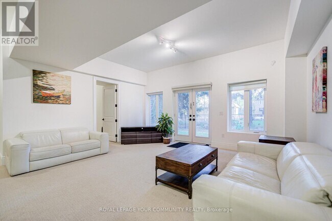 Building Photo - 61 Headwater Crescent