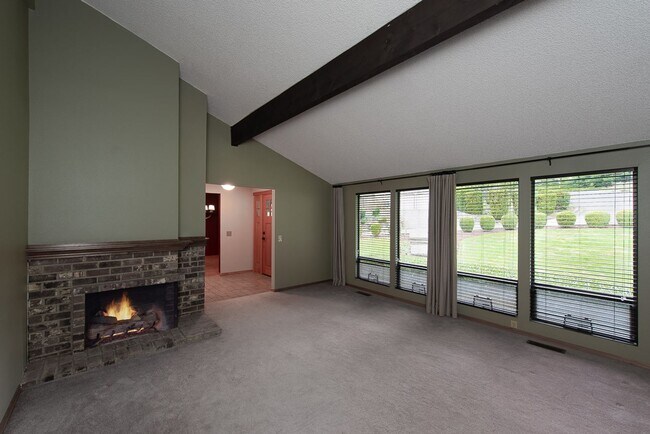 Foto del edificio - Amazing 4bed/2.5bath Home with Landscaping Included Located in Bellevue!