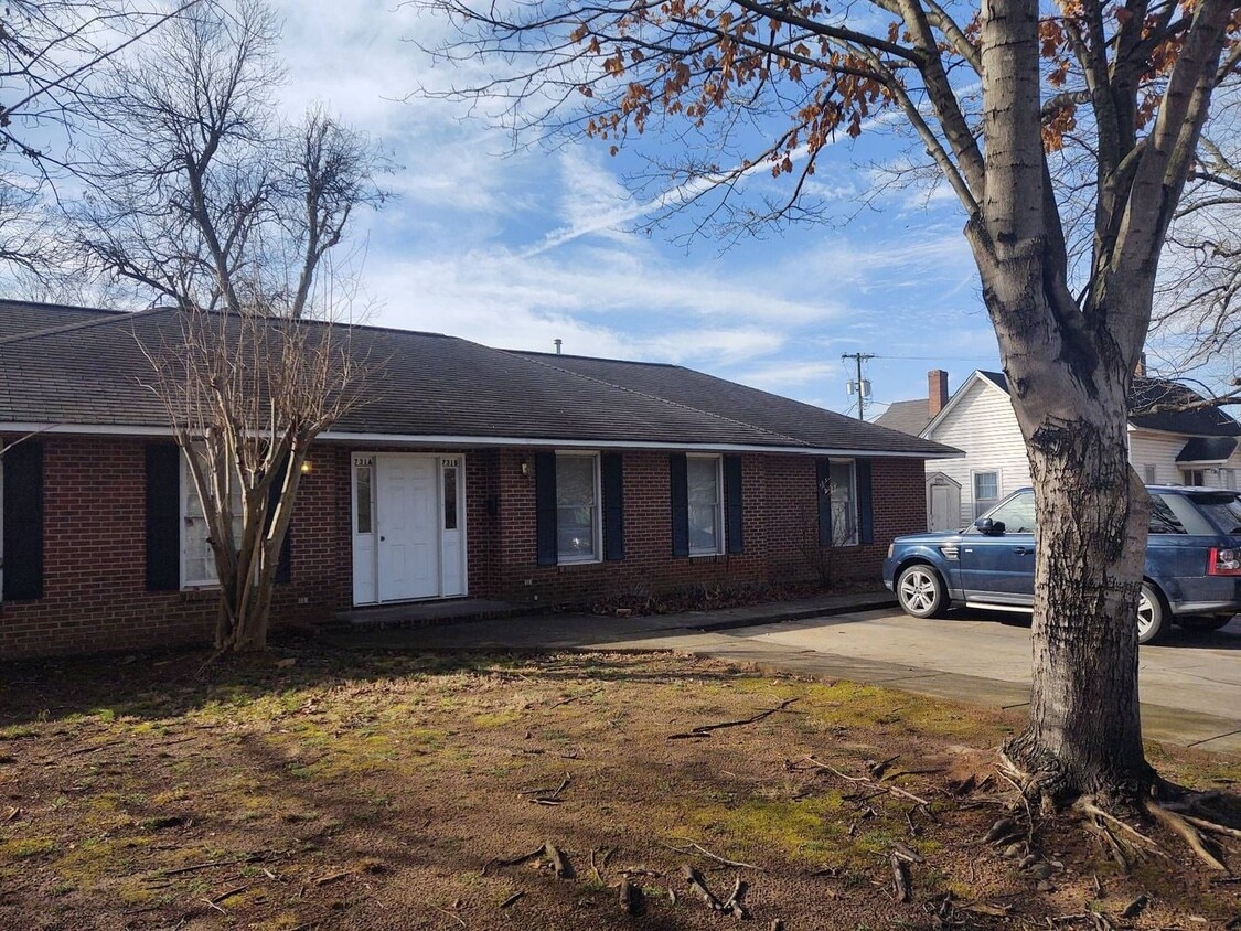 Primary Photo - SH061-731 W Marion Street