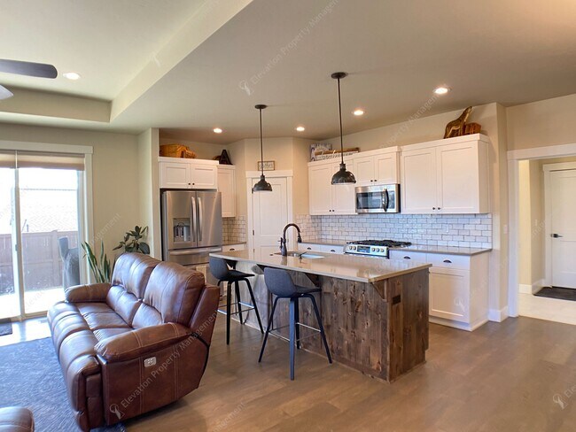 Building Photo - **Unfurnished** Single-level 3 BR-2BA  Hom...