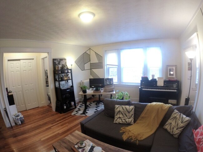 Foto del edificio - One Bedroom with Heat on GL-B Comm Ave Brighton