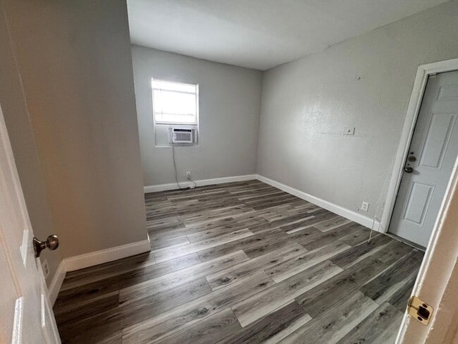 Building Photo - 1200 N Sapodilla Ave