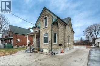 Building Photo - 313 Wellington St N