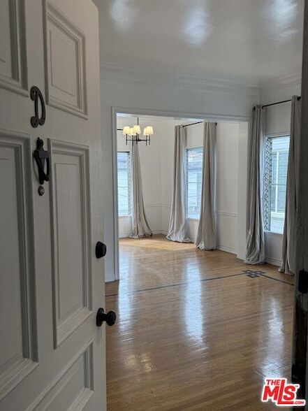 Building Photo - 157 N La Peer Dr