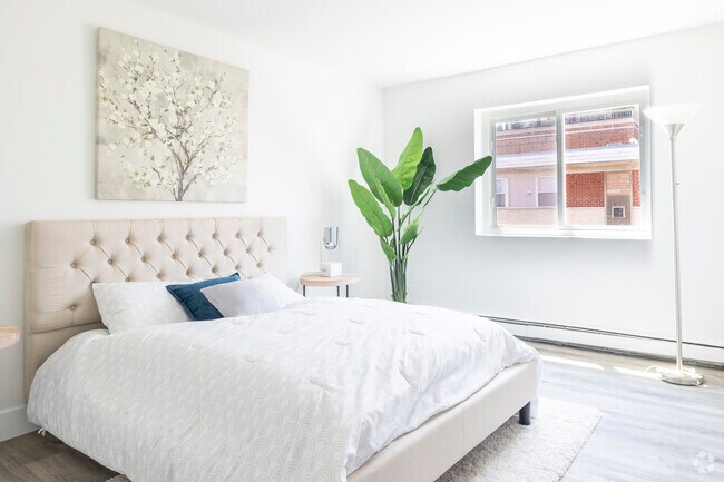 1BR1BA Primary Bedroom - 5314 N Damen Ave